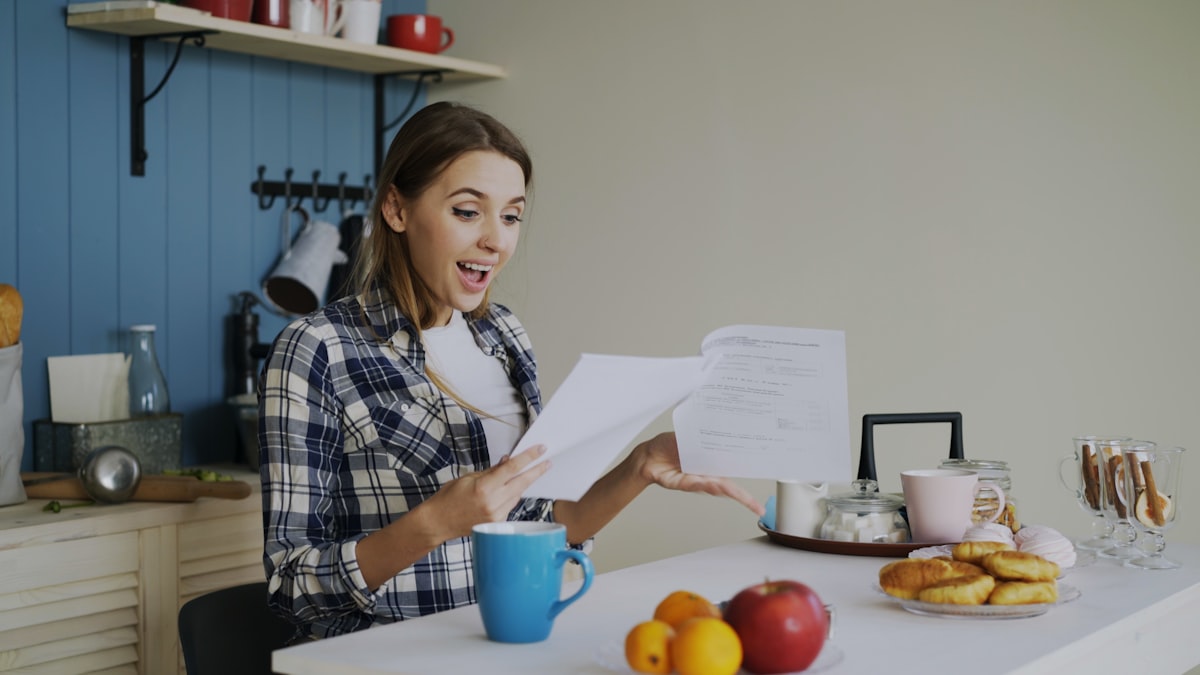 Expert en nutrition conseillant un client sur une alimentation saine