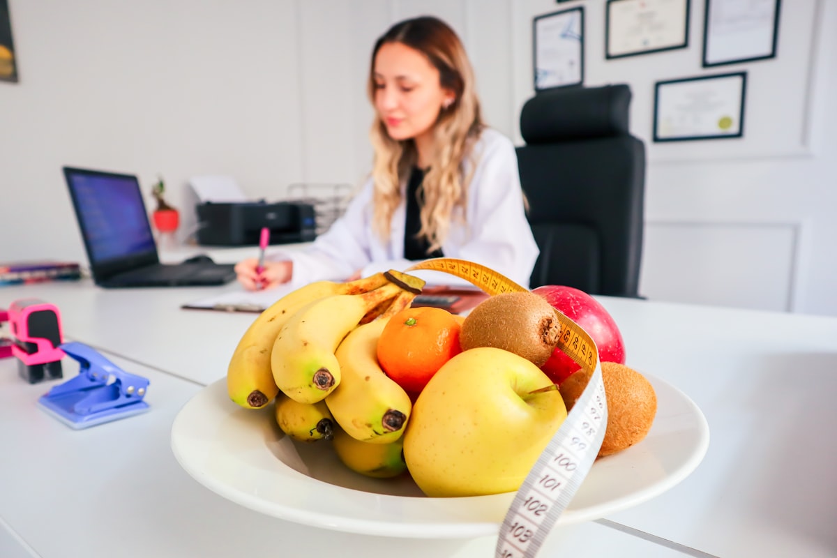 Assiette équilibrée avec fruits, légumes et protéines pour une alimentation saine
